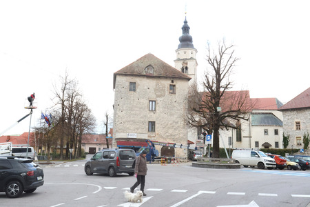 ZAČETEK PRAZNIČNE  OKRASITVE CERKNICE 07 FOTO LJUBO VUKELIČ